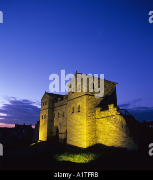 Torhaus Rekonstruktion am Arbeia Roman Fort South Shields South Tyneside England. Bei Nacht Stockfoto