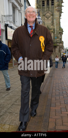 Sir Menzies Campbell CBE QC MP Werbetätigkeit in Dunfermline, Schottland, Januar 2006 Stockfoto