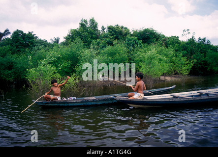 2, 2, brasilianischen Jungs, Jungs, Freunde, Angeln, Einbaum, obim See, Fluss Amazonas Becken, Amazonas, Brasilien, Südamerika Stockfoto