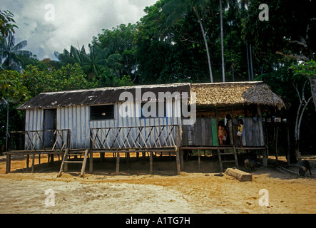 Brasilianer brasilianische Familie Siedlung Haus auf Stelzen entlang Ariau Fluss westlich von Manaus Bundesstaat Amazonas Amazonas Brasilien Stockfoto