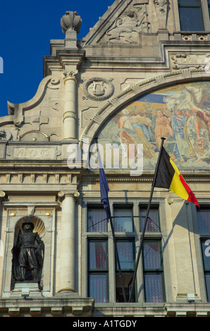 Die belgische Flagge an der Fassade des Rathauses in der belgischen Stadt Gent Stockfoto