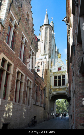Einer schmalen gepflasterten Straße in der Nähe von The Town Hall in der schönen mittelalterlichen Stadt Brügge in Belgien Stockfoto
