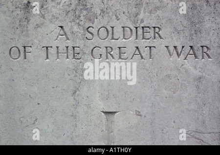 Ein Soldat des großen Krieges markiert auf einem Grabstein auf dem Friedhof in Ypern Stockfoto