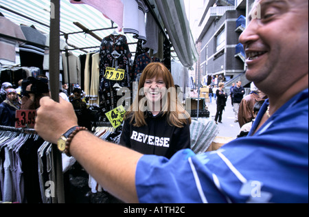 PATSY PALMER IM GESPRÄCH MIT FANS IM PETTICOAT LANE MARKT IN OST-LONDON 2000 Stockfoto