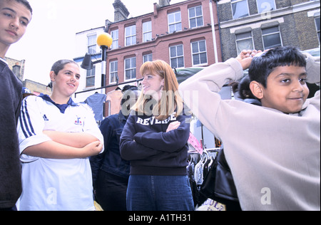 PATSY PALMER IM GESPRÄCH MIT FANS IM PETTICOAT LANE MARKT IN OST-LONDON 2000 Stockfoto