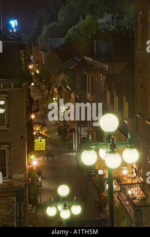 Die engen, gepflasterten Gassen des Petit Champlain in Altstadt von Quebec in der Nacht Stockfoto