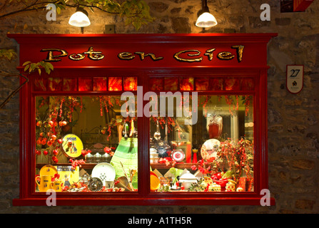 Ware für den Verkauf in einem Souvenirladen in Petit Champlain in Altstadt von Quebec in der Nacht Stockfoto