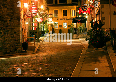 Die engen, gepflasterten Gassen des Petit Champlain in Altstadt von Quebec in der Nacht Stockfoto