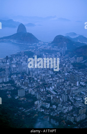 Blick vom Corcovado, Blick Richtung Zuckerhut und die Guanabara-Bucht, Rio de Janeiro, Rio de Janeiro, Brasilien, Südamerika Stockfoto