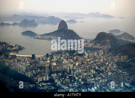 Blick vom Corcovado, Blick Richtung Zuckerhut und die Guanabara-Bucht, Rio de Janeiro, Rio de Janeiro, Brasilien, Südamerika Stockfoto