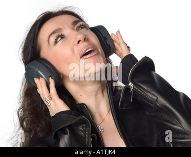 Frau mit Kopfhörern Musik hören Stockfoto
