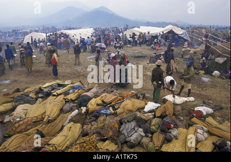 GOMA ZAIRE den MEDECINS SANS FRONTIERES Krankenhaus KIBUMBA REFUGEE CAMP Juli 1994 mit Haufen von Leichen Stockfoto