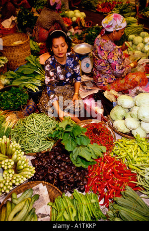 Malaiischen Frauen, essen Hersteller, Verkäufer, Verkauf, Früchte, Gemüse, Central Market, Kota Bharu, Kelantan, Kelantan, Malaysia Stockfoto