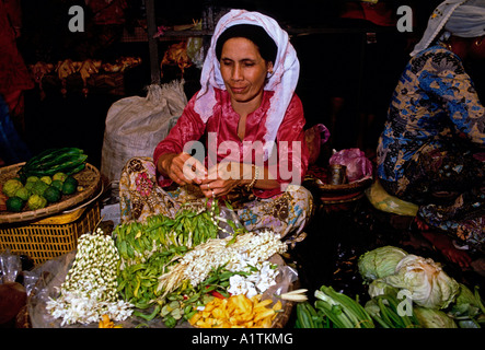 Malaiische Frau, Nahrungsmittel Hersteller, Verkäufer, Verkauf, Obst, Gemüse, Zentralmarkt, Kota Bahru, Kelantan, Bundesstaat Kelantan, Malaysia Stockfoto