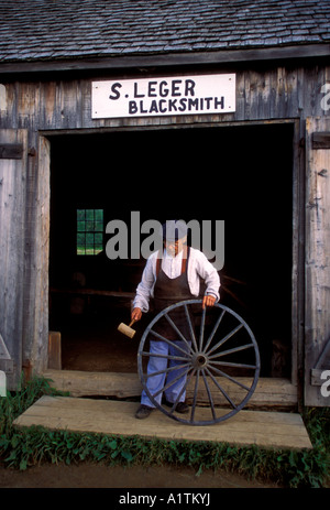 1, 1, Kanadische Mann mit den Kostümen, Schmied, Acadian Historical Village, in der Nähe der Stadt von Caraquet, Provinz New Brunswick, Kanada Stockfoto