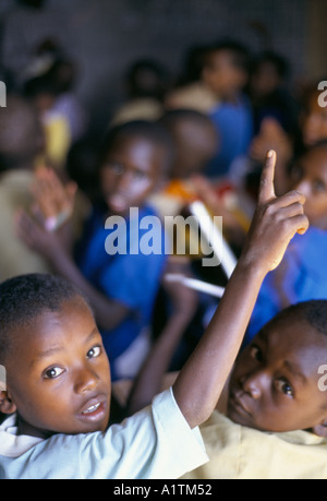 RÜCKKEHR NACH RUANDA MÄRZ 1995 WAISENHAUS SCHULE Stockfoto