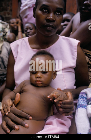 ZURÜCK ZU RUANDA MÄRZ 1995 KIGALI GEFÄNGNIS FRAUEN S ABSCHNITT MUTTER MIT BABY IM GEFÄNGNIS GEBOREN Stockfoto