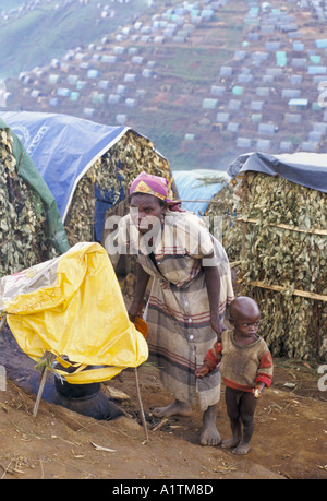 RÜCKKEHR NACH RUANDA MÄRZ 1995 KIBEHO INTERN VERTRIEBENEN CAMP NACH HAUSE ZU 130 000 ANHÄNGER DER EHEMALIGEN GOVT IST Stockfoto