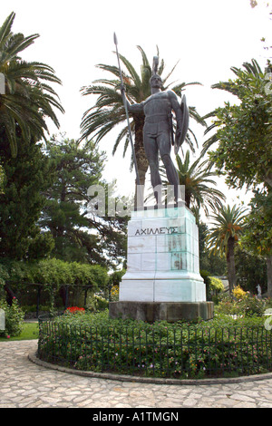 DIE STATUE DES SIEGREICHEN ACHILLES VON GÖTZ. DER GARTEN DES ACHILLEION PALAST. GASTOURI. CORFU. Stockfoto