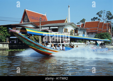 Longtail-Boot führt Touristen auf Kanälen in Bangkok Thailand Stockfoto