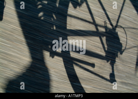 Schatten einer Person, die Fahrrad fährt, Geschwindigkeit Stockfoto