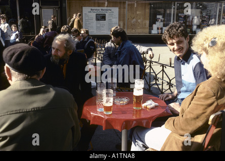 MENSCHEN SITZEN VOR EINEM BERLINER CAFE Stockfoto