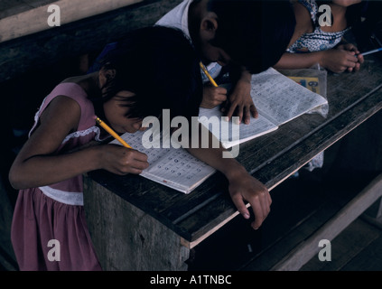 KINDER SAßEN AM SCHREIBTISCH ÜBEN BRIEFE SCHREIBEN, GRUNDSCHULE AMAZONIA PANAILLO PERU Stockfoto