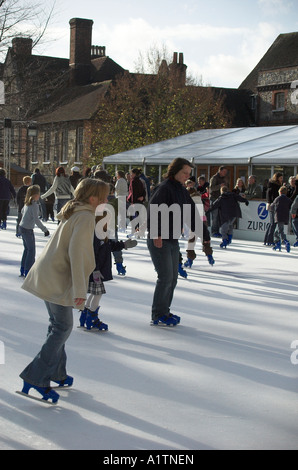 Temporäre Eislaufplatz im inneren Ende der Winchester Cathedral, Dezember 2006, Hampshire, England. Stockfoto