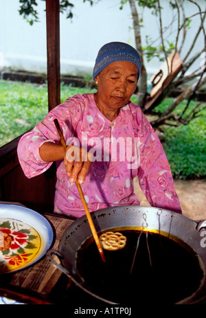 1, 1, malaysische Frau, Malaiisch Frau, reife Frau, alte Frau, reife Frau, essen Anbieter, Mahsuri Mausoleum, bei der Sie die Insel Langkawi, Kedah, Malaysia Stockfoto