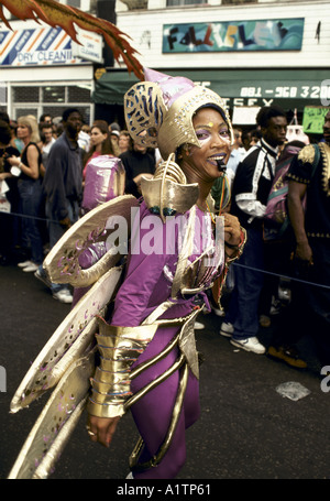 FRAU IN LILA KOSTÜM AM NOTTING HILL CARNIVAL IN LONDON AUGUST 1990 Stockfoto