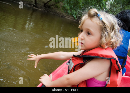Seitenansicht eines Mädchens sitzen in einem Boot-Eyre-Fluss in Landes Wald Frankreich Stockfoto