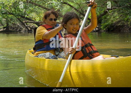 Mutter und Tochter Kanu auf dem Fluss Eyre, Aquitaine, Frankreich. Stockfoto