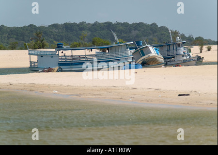 Fähren, vertäut am Ufer des Rio Tapajos während der trockenen Jahreszeit, Alter do Chao nr Santarem Para Staat Brasilien Stockfoto