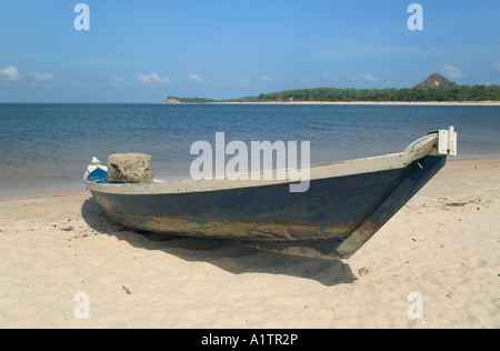 Boot am Strand am Ufer des Rio Tapajos ein Nebenfluss des Amazonas verändern do Chao nr Santarem Para Staat Brasilien Stockfoto