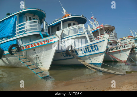 Fähren vertäut am Ufer des Amazonas während der Trockenzeit in Santarem Para Staat Brasilien Stockfoto