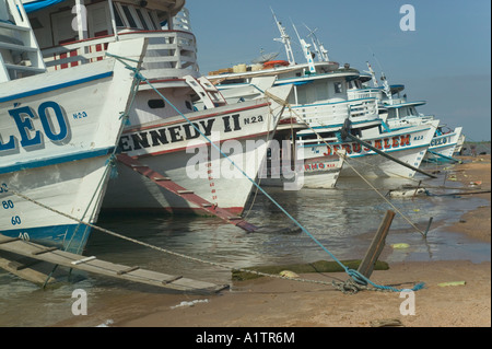 Fähren vertäut am Ufer des Amazonas während der Trockenzeit in Santarem Para Staat Brasilien Stockfoto