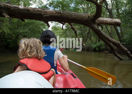 Mutter und Tochter Kanu auf dem Fluss Eyre, Aquitaine, Frankreich. Stockfoto