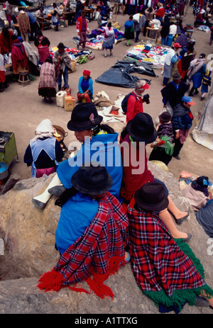 Ecuadorianer Person Frauen Mädchen tragen Poncho Ponchos und Hut Hüte am Markt Tag Zumbahua Provinz Cotopaxi Ecuador Stockfoto