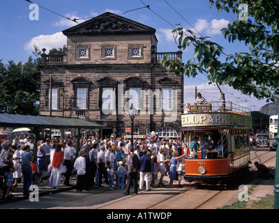 Touristen an Bord eine Straßenbahn vor dem Derby Assembly Rooms Gebäude Crich Tramway Museum in der Nähe von Matlock im Peak District Stockfoto