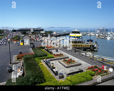 Eine touristische Fähre vertäut am Pier 39 in San Francisco Bucht Kalifornien usa Stockfoto