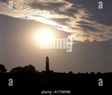 Crich stehen Kriegerdenkmal mit Blick auf das Dorf Crich in der Derbyshire Stockfoto