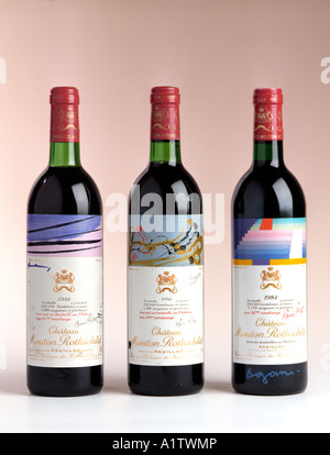 Seltene und originelle Flaschen Chateau Mouton Rothschild roten Wein mit dem Label Kunstwerk entworfen & von berühmten Künstlern unterzeichnet Stockfoto