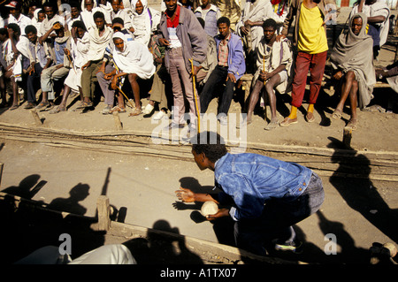 SPIELEN BOULE IN KEREN. Junge von großen Menschenmenge beobachtet bereitet Ball Rollen Stockfoto