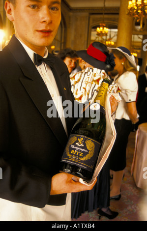 Kellner AT THE RITZ HOTEL serviert Champagner bei einer Hochzeitsfeier 1994 Stockfoto