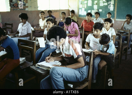 STUDENTEN DER VERSCHIEDENEN ALTERS, DIE IN EINEM KLASSENZIMMER NICARAGUA. Wegen des Bürgerkriegs verpasst viele Bildung. Stockfoto