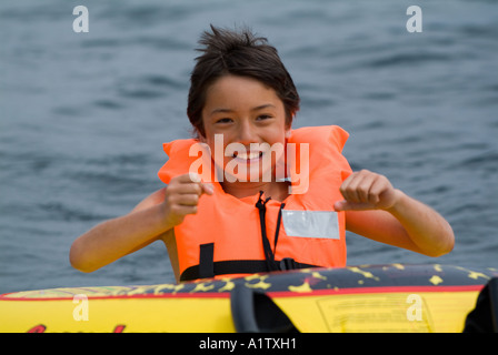 Junge sitzt auf einem Schlauchboot See Biscarrosse in Frankreich Stockfoto