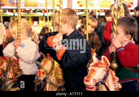 Messegelände NOTTINGHAM GOOSE FAIR 1996.Young Kinder reiten auf Karussellpferd, bekannt als gallopers Stockfoto