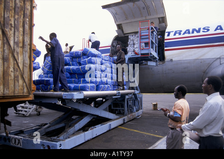 ODA FLUG ESSEN HILFE LIEFERUNG FÜR RUANDISCHE FLÜCHTLINGE GOMA AIRPORT ZAIRE Stockfoto