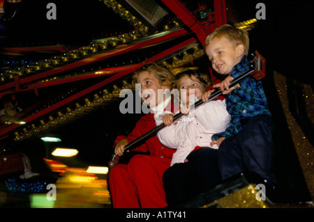 DREI KLEINE KINDER AUF DEM JAHRMARKT FAHREN SOUTHAM MESSE Stockfoto