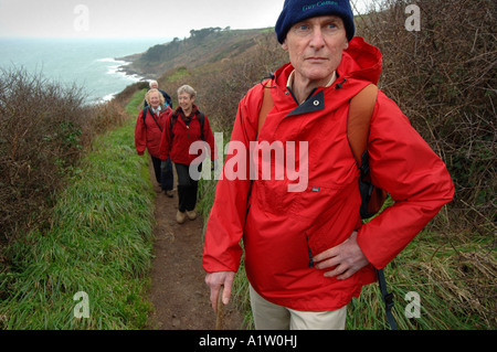 Ein Winter-Küste-Weg Fuß von Mousehole später Cove in Cornwall Stockfoto